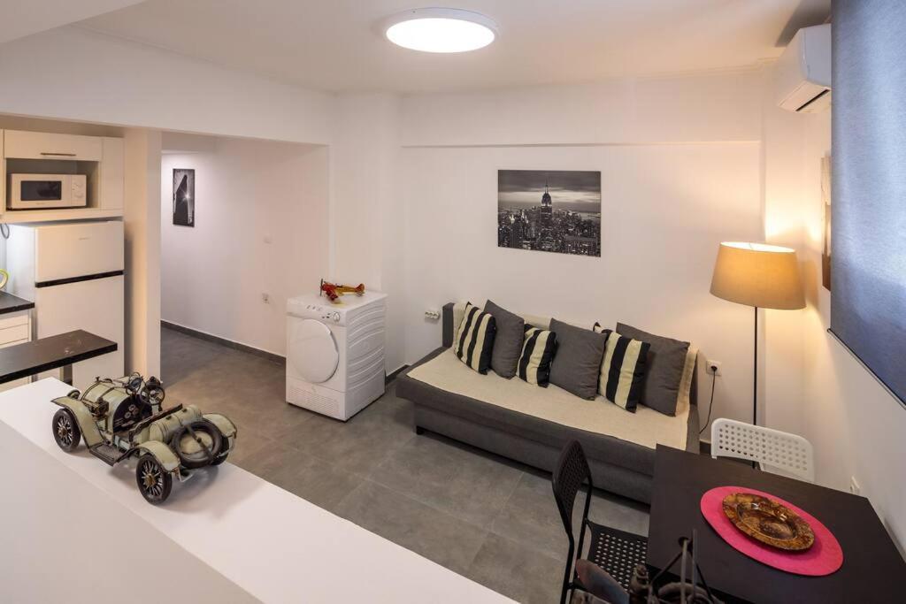 Hilton Area Brand New Comfortable Apartment เอเธนส์ ภายนอก รูปภาพ