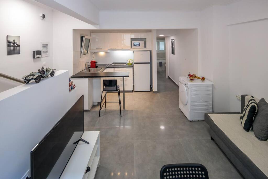 Hilton Area Brand New Comfortable Apartment เอเธนส์ ภายนอก รูปภาพ