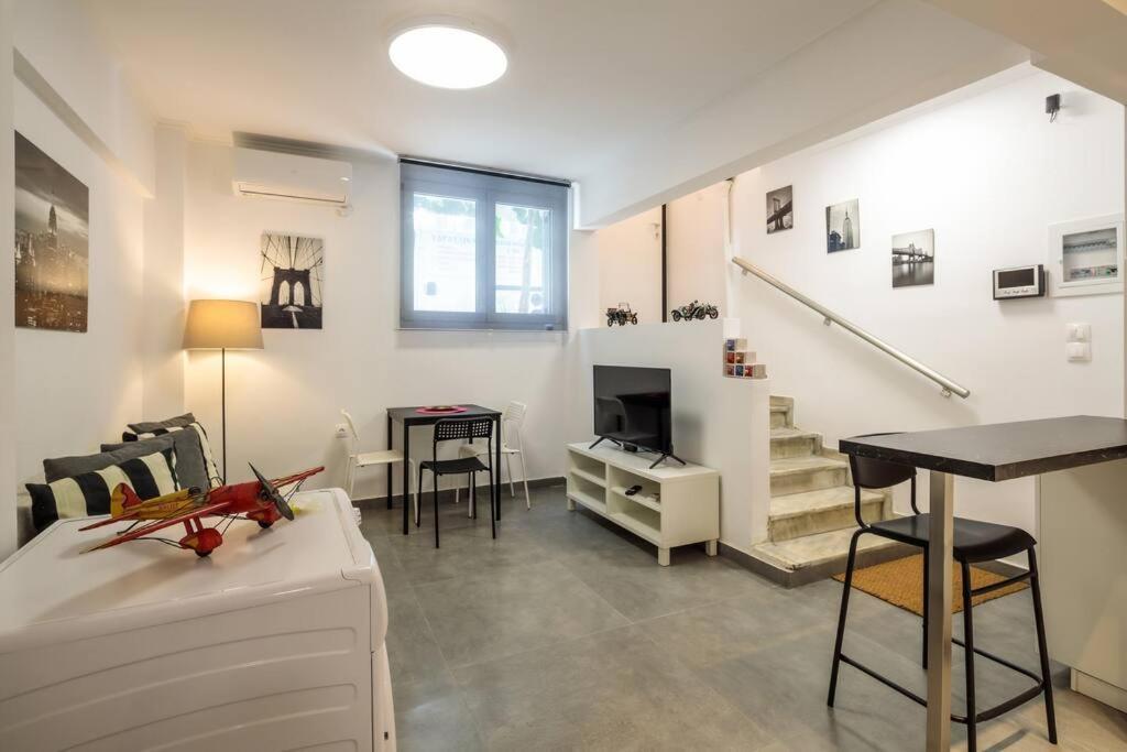 Hilton Area Brand New Comfortable Apartment เอเธนส์ ภายนอก รูปภาพ