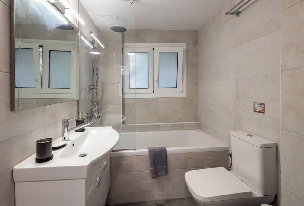 Hilton Area Brand New Comfortable Apartment เอเธนส์ ภายนอก รูปภาพ